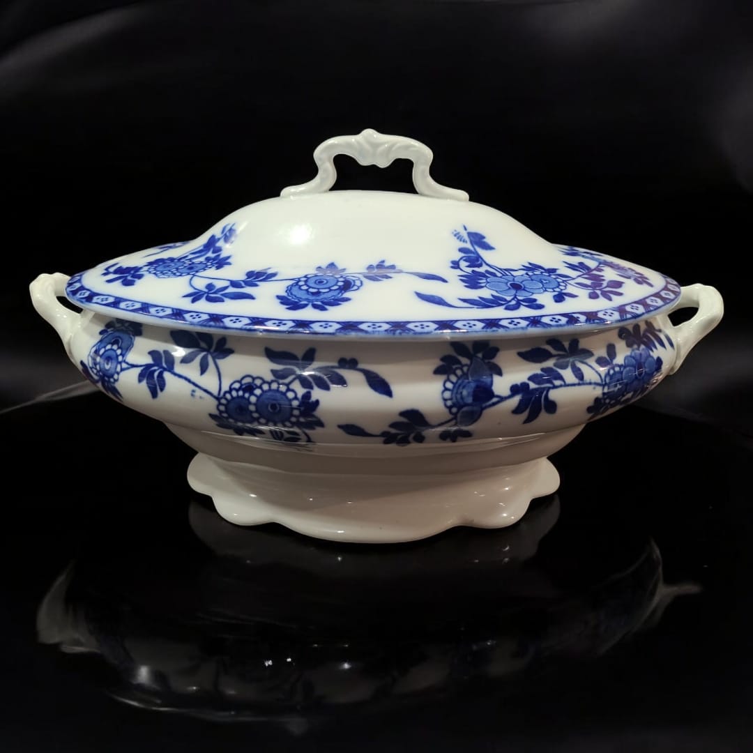 Vista frontal de la Sopera en Porcelana esmaltada, detalle exquisito.