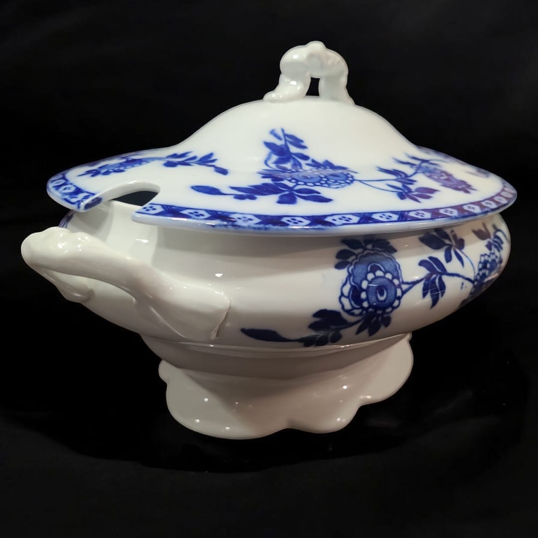 Vista frontal de la Sopera en Porcelana esmaltada, detalle exquisito.