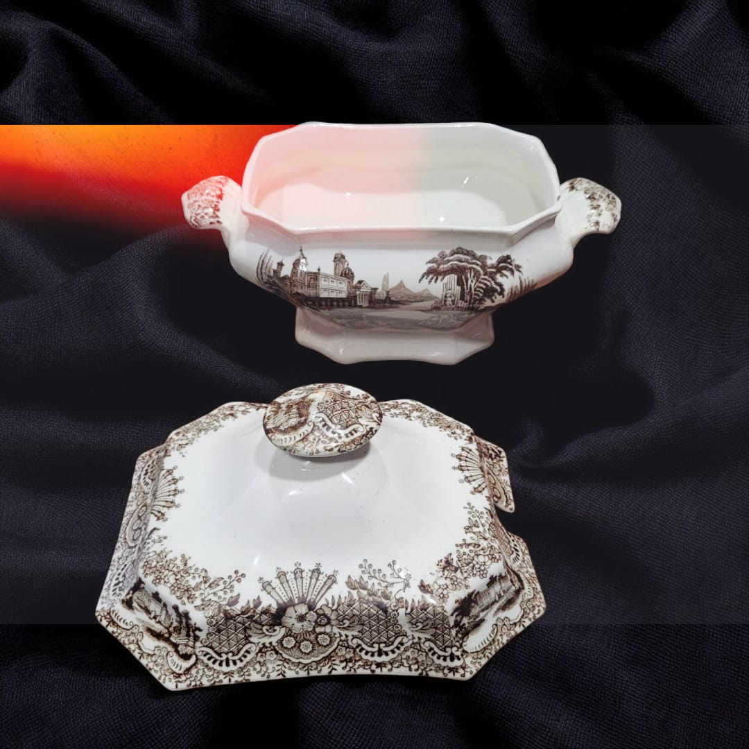 Dale un toque vintage a tu mesa: Sopera de La Cartuja, ideal para reuniones especiales.