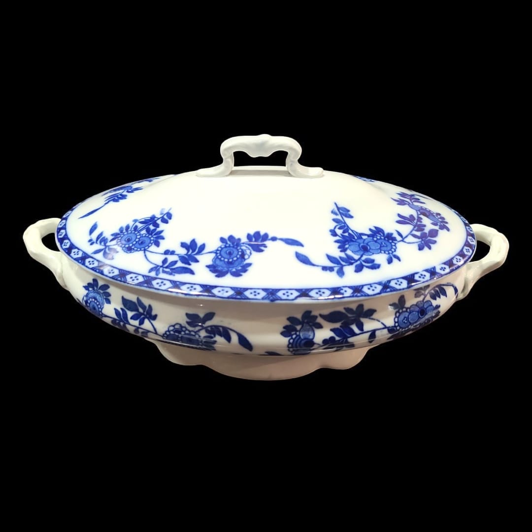 Vista frontal de la Sopera en Porcelana esmaltada con acabado artesanal único.