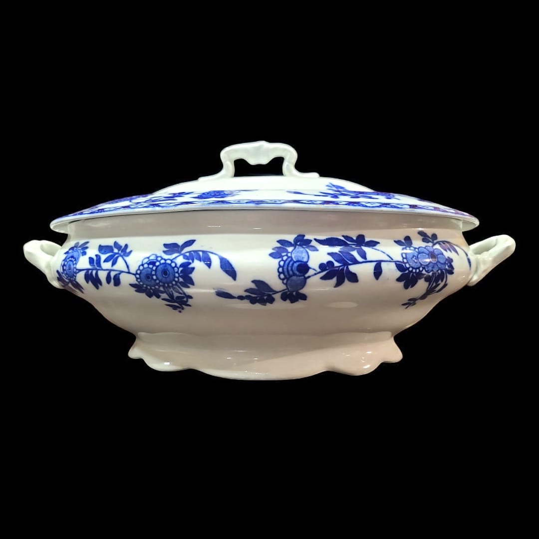 Vista frontal de la Sopera en Porcelana esmaltada con acabado artesanal único.