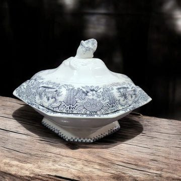 Vista frontal de la Sopera Pickman de loza clásica con diseño vintage.