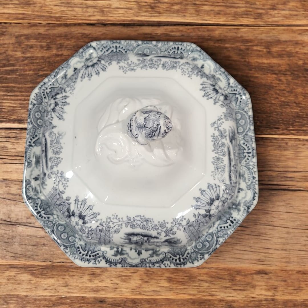 Vista frontal de la Sopera Pickman de loza clásica con diseño vintage.