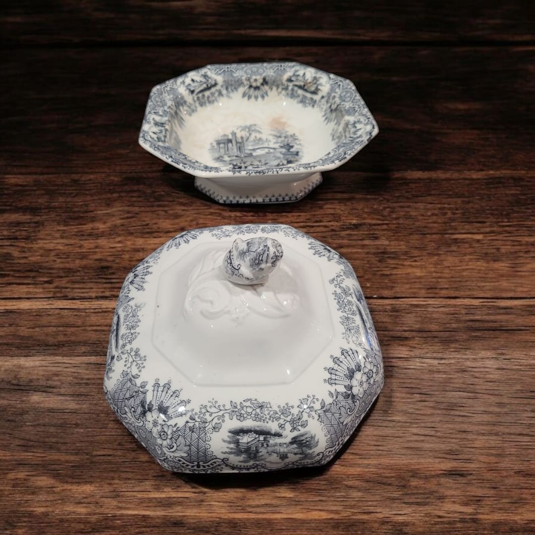 Primer plano del acabado artesanal y encanto vintage de la pieza.