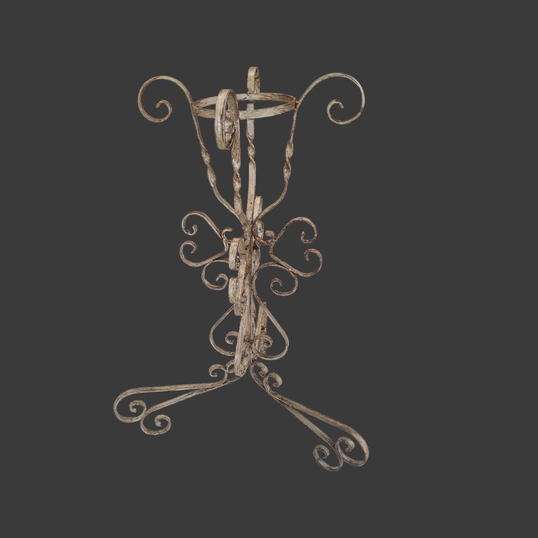 Vista frontal del macetero: "Macetero de hierro forjado con diseño ornamental, ideal para interiores y exteriores con encanto vintage."