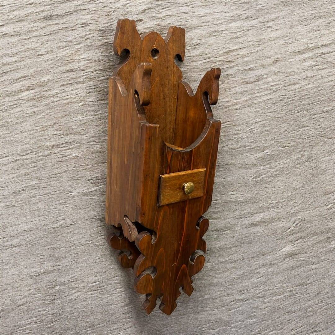 Almirecero artesanal de madera con detalles tallados y cajón, ideal para colgar y decorar cocinas con estilo rústico o tradicional.