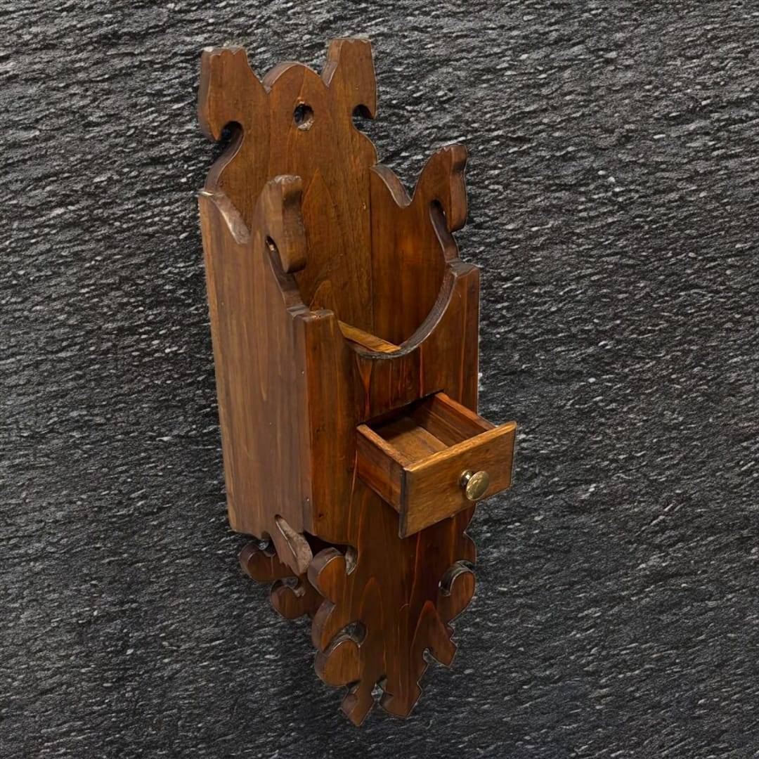 Almirecero o porta-almirez rústico de madera con cajón y almirez metálico, ideal para decoración de cocinas estilo vintage o rural.