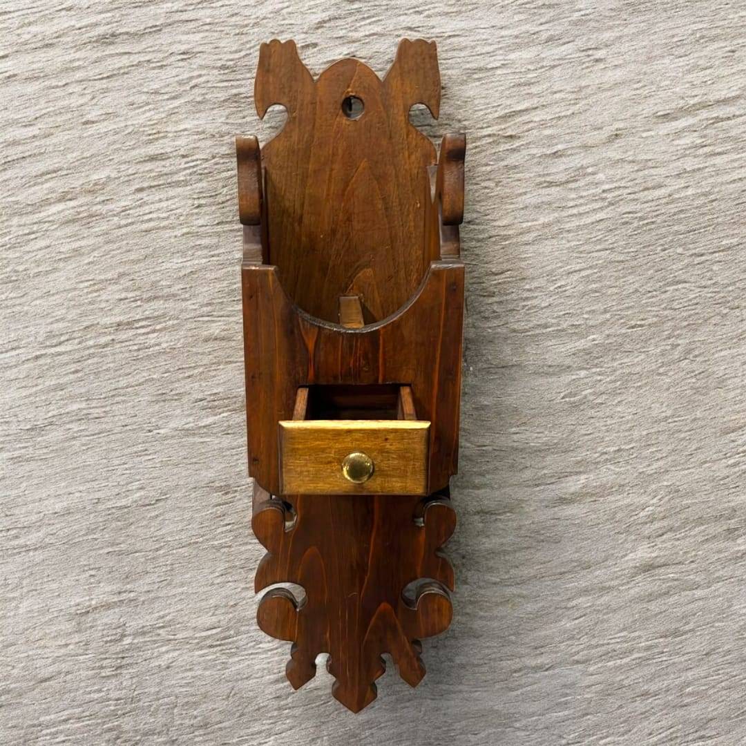 Almirecero de madera con diseño artesanal y cajón extraíble, ideal para decoración de cocina rústica o coleccionismo de utensilios antiguos.