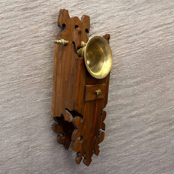 Almirecero o porta-almirez rústico de madera con cajón y almirez metálico, ideal para decoración de cocinas estilo vintage o rural.