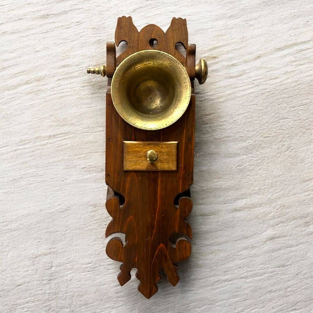 Porta-almirez rústico de madera con almirez metálico y cajón decorativo, pieza única para decoración de hogar estilo campestre o vintage.