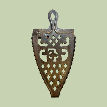 Soporte de plancha antiguo en hierro forjado visto desde arriba

