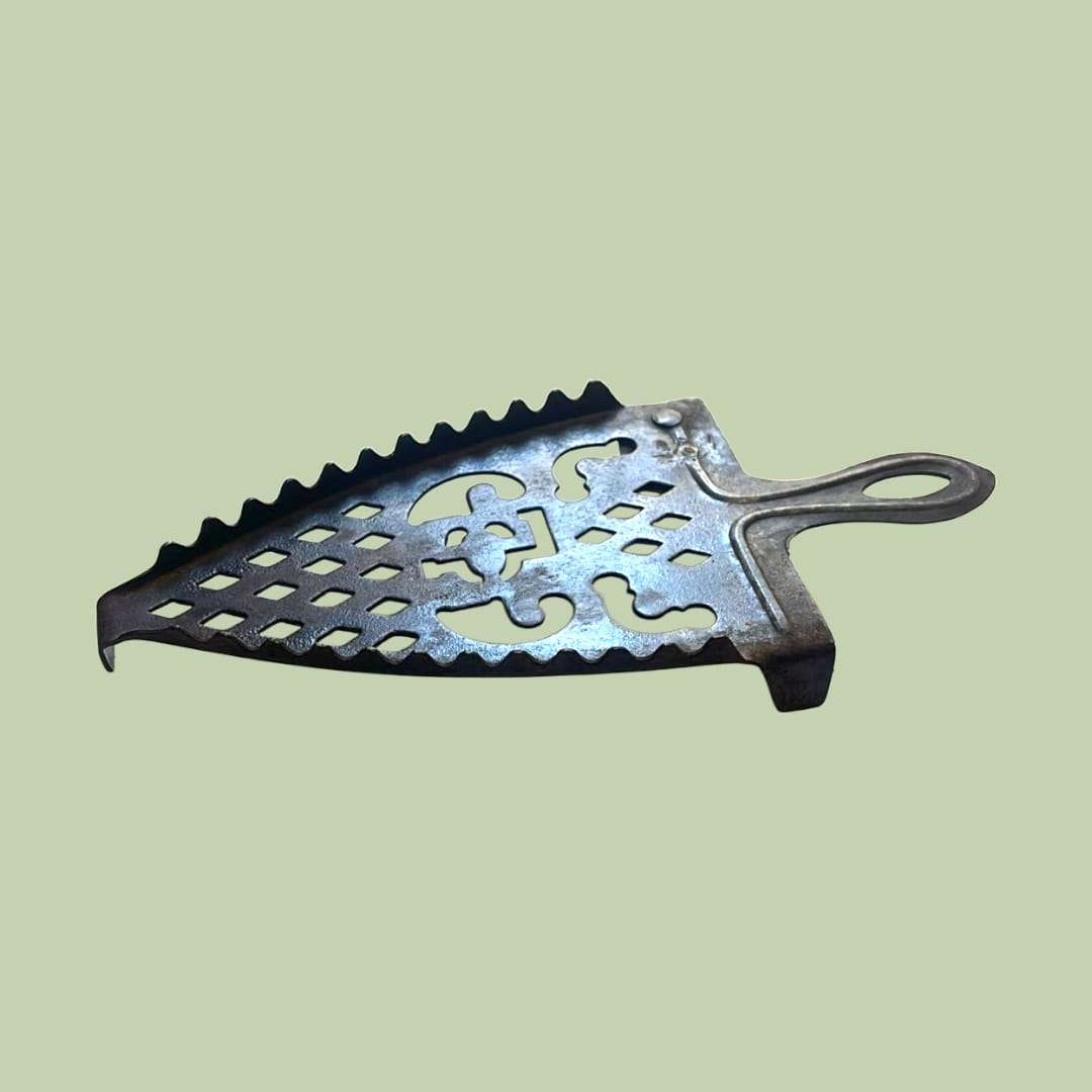 Vista lateral del soporte de plancha mostrando su grosor y textura