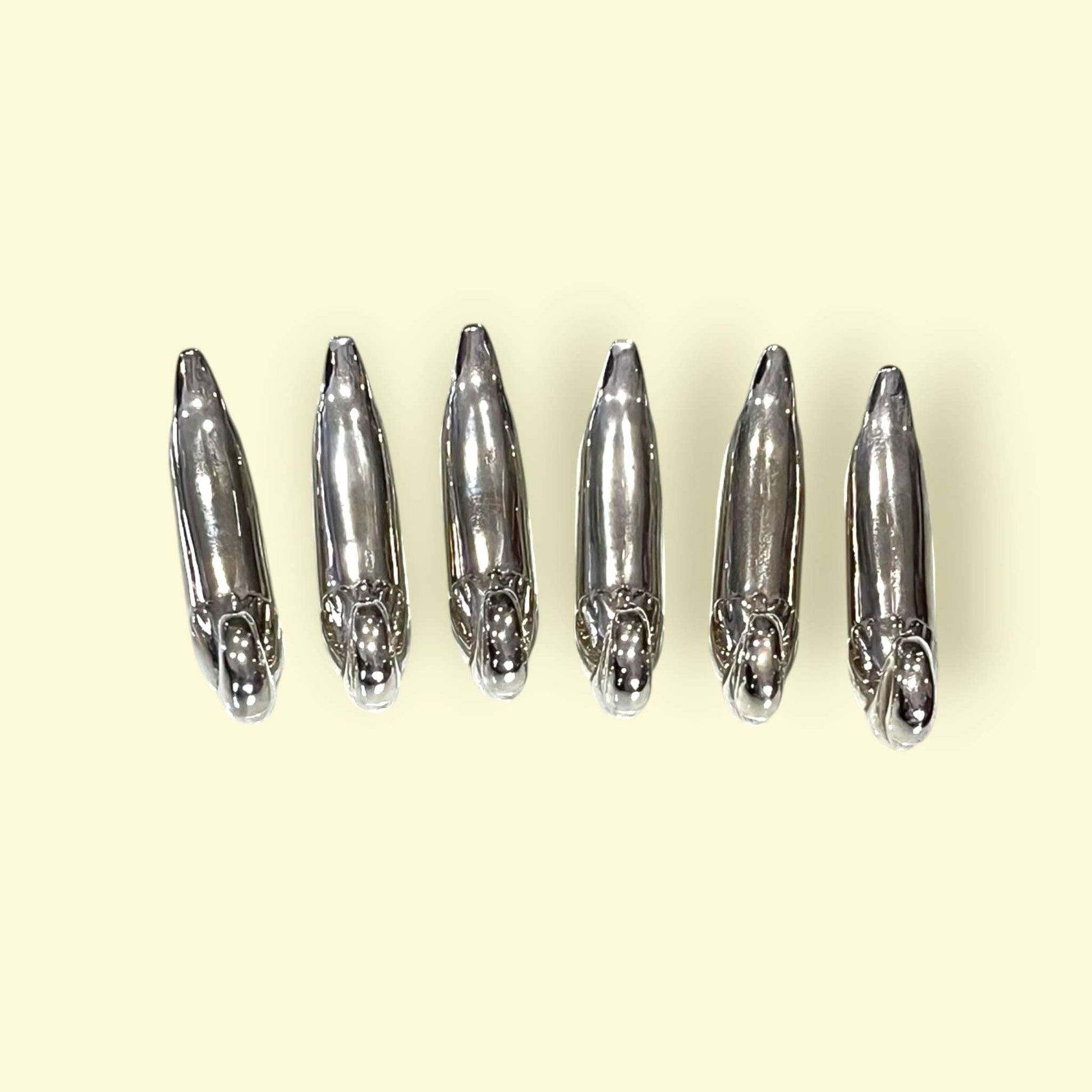 Reposa cubiertos en forma de cisne mostrando detalle lateral.