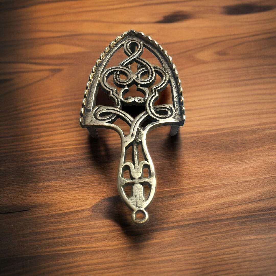 Soporte de plancha frontal completo sobre madera clara, con detalle en asa decorativa.

