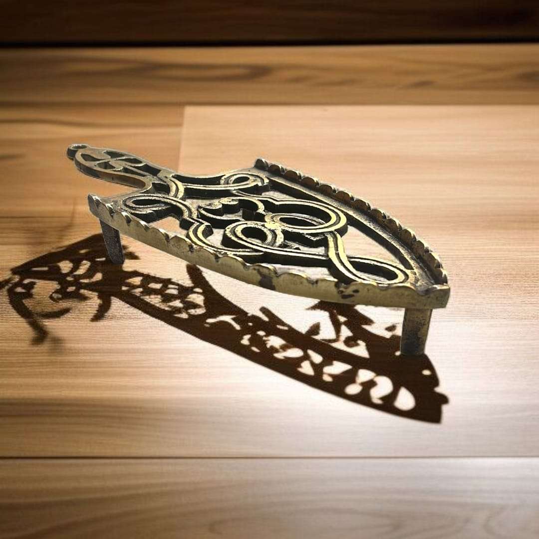 Dos soportes de plancha antiguos dispuestos lado a lado, mostrando variantes de pátina.