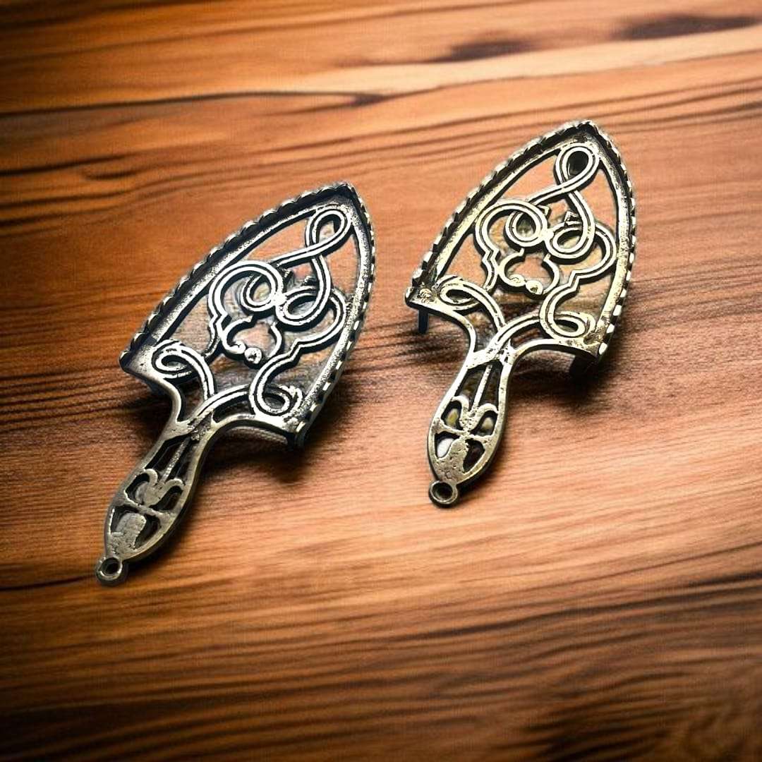 Vista en perspectiva de los soportes de plancha resaltando el relieve calado.