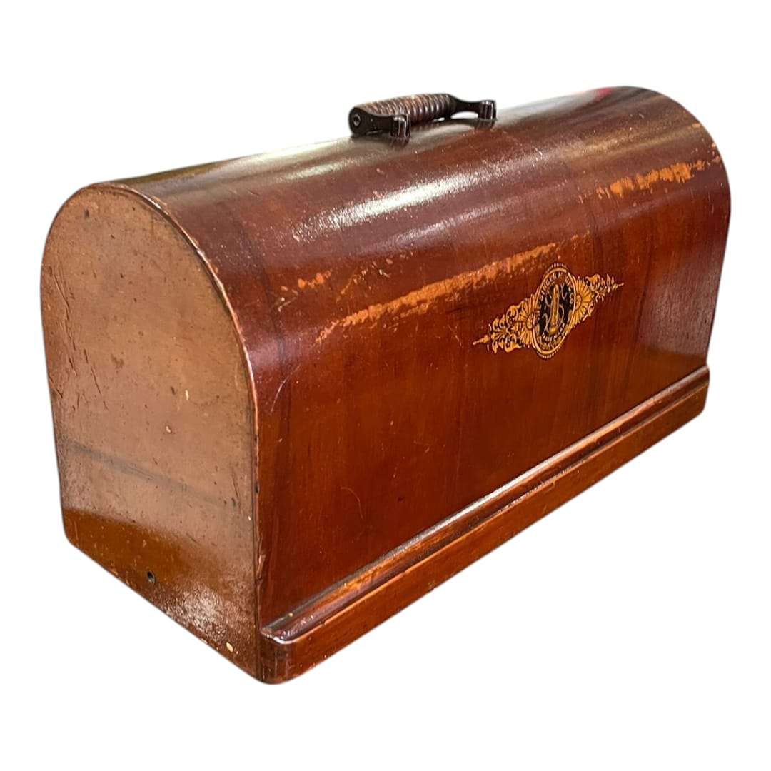 Tapa de máquina de coser Singer de madera con acabado curvo y asa superior, pieza original única para decoración vintage en hogar y jardín.