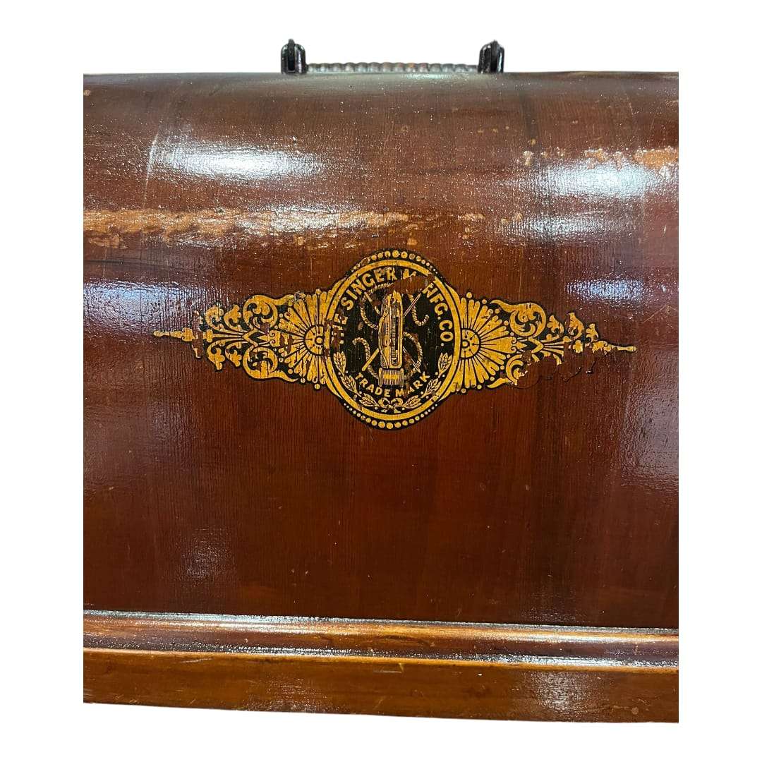 Tapa de máquina de coser Singer de madera con acabado curvo y asa superior, pieza original única para decoración vintage en hogar y jardín.