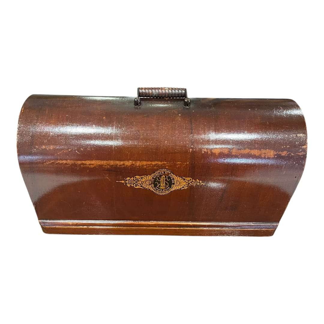 Vista superior de la tapa de máquina de coser Singer de madera, con diseño clásico y barniz original, perfecta para decoración nostálgica.