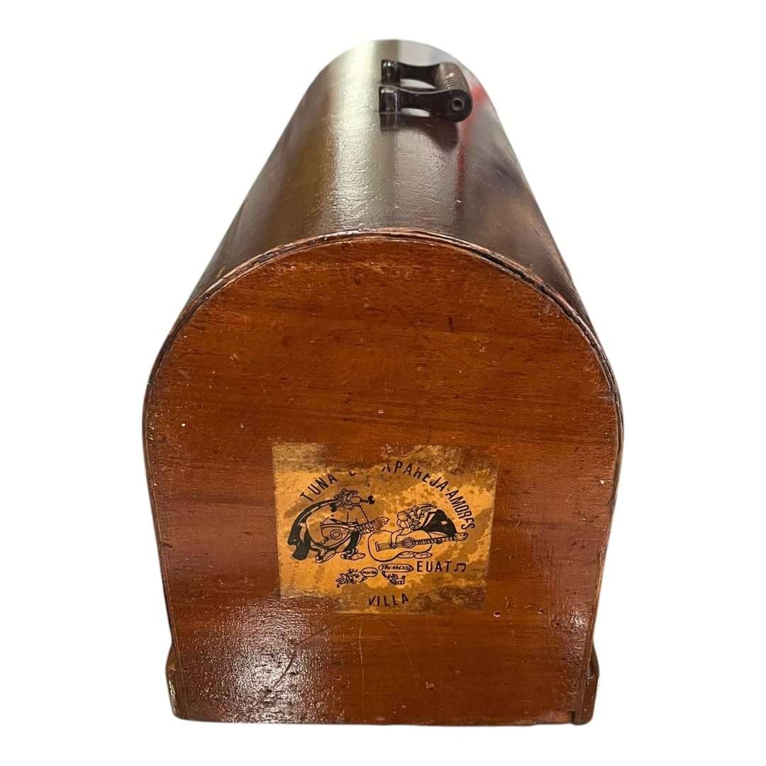 Lateral de la tapa de máquina de coser Singer con etiqueta original, pieza decorativa única para amantes del coleccionismo artesanal.