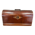 Frontal de la tapa de máquina de coser Singer de madera con logotipo central, ideal para decoración vintage en hogar y jardín.