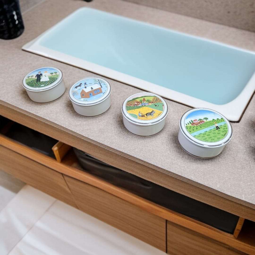 Cajas cerradas con tapas decoradas con ilustraciones de las estaciones del año.