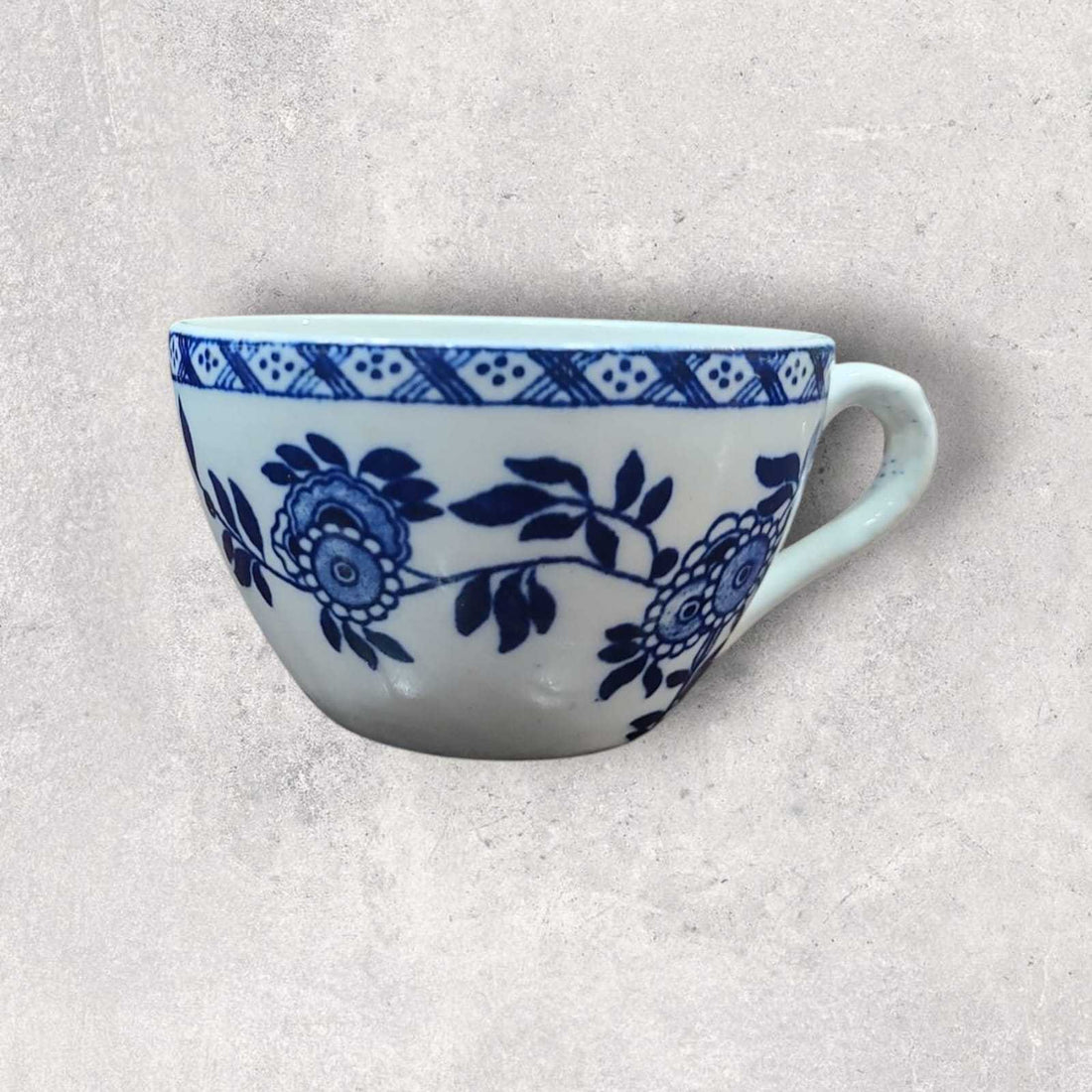 Presentación del juego de tazas en una mesa decorada, mostrando su aporte estético al entorno.