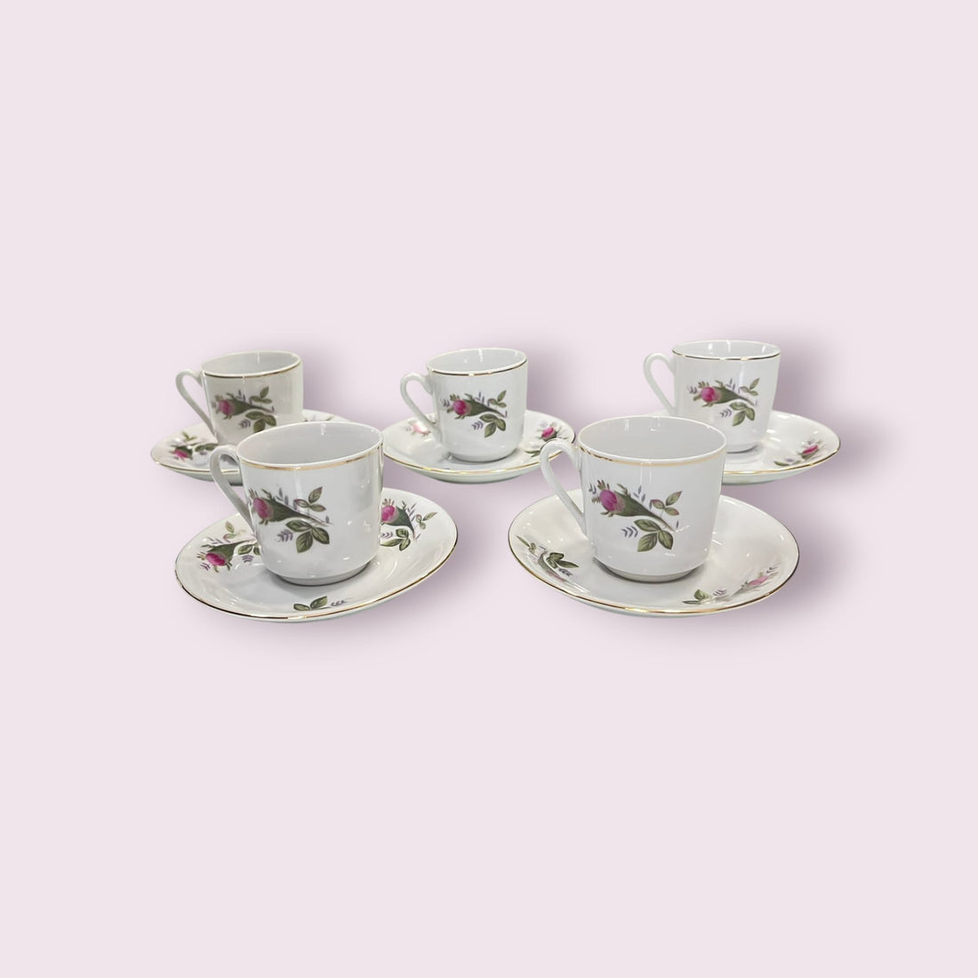 Dale un toque de elegancia a tus momentos de café con nuestro exclusivo juego de tazas de porcelana china. 