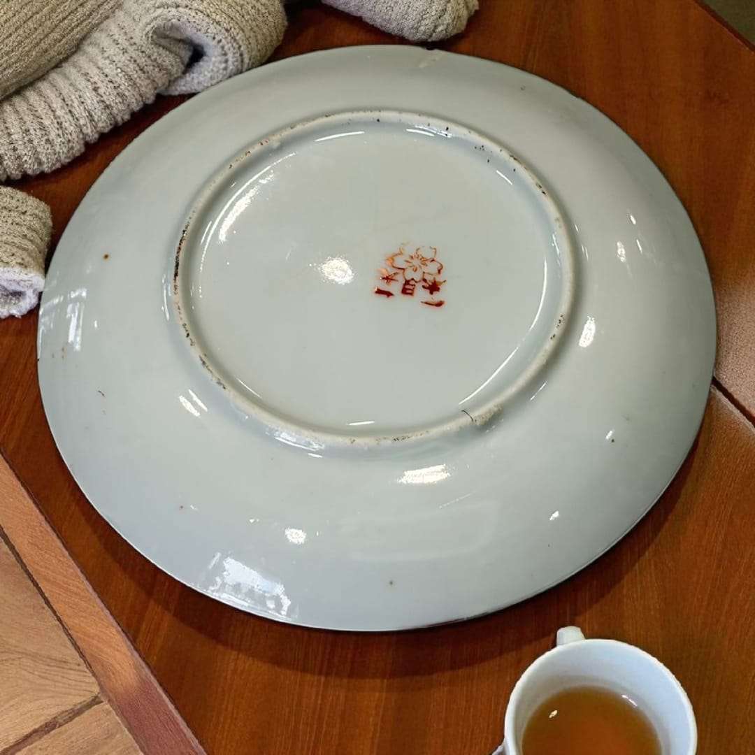 Parte inferior de una taza de porcelana japonesa decorada a mano con sello rojo, del Juego de Tazas de Porcelana Japonesa – Belleza y arte oriental.