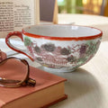 Taza de porcelana japonesa decorada a mano con motivos orientales tradicionales. Parte del Juego de Tazas de Porcelana Japonesa – Belleza y arte oriental.