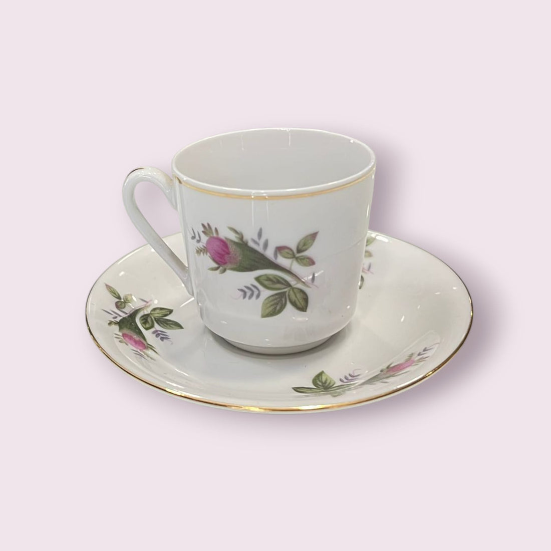 Dale un toque de elegancia a tus momentos de café con nuestro exclusivo juego de tazas de porcelana china. 