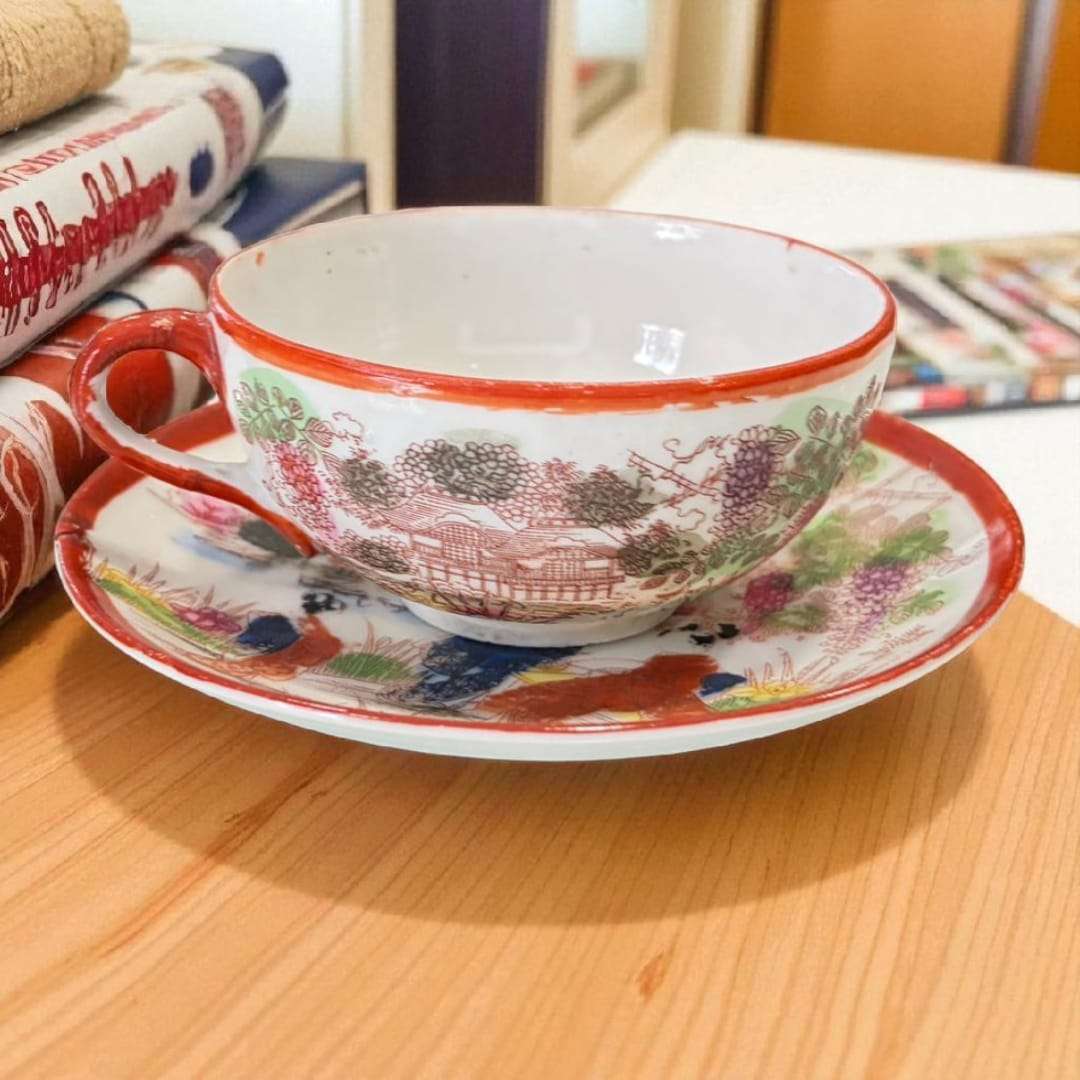 Juego de Tazas de Porcelana Japonesa – Belleza y arte oriental con seis tazas decoradas a mano, ideal para decoración de hogar y jardín.