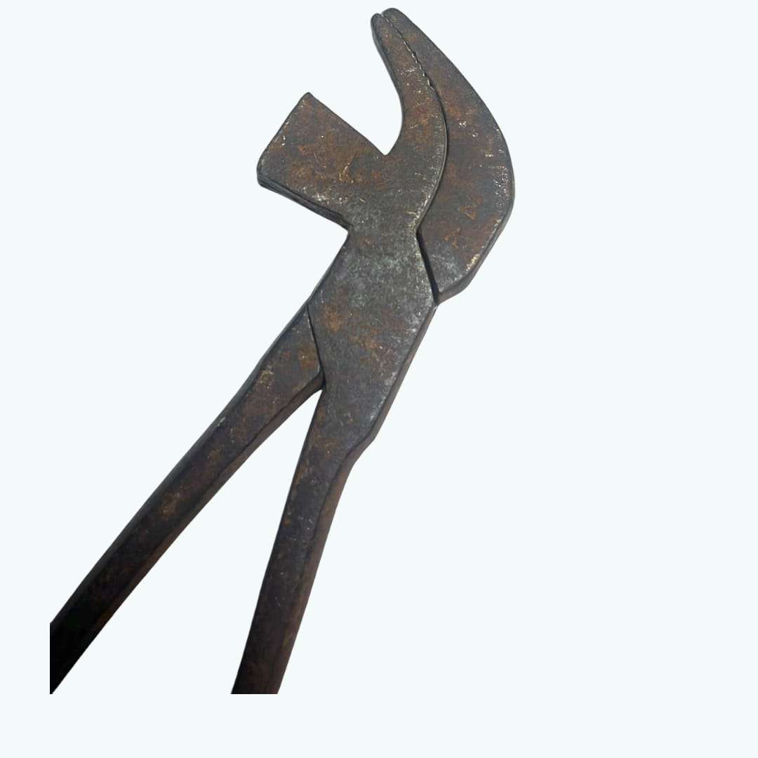 Detalle del cabezal de alicates zapateros antiguos.