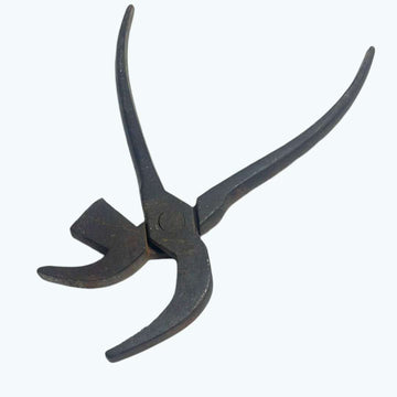 Alicates de zapatero antiguos, pinzas de pico con martillo, vista lateral.