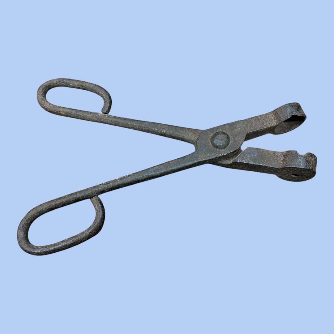 Alicates antiguos para hacer bolas de rejas de hierro, herramienta de forja artesanal en hierro fundido con diseño rústico. Ideal para decoración industrial vintage.