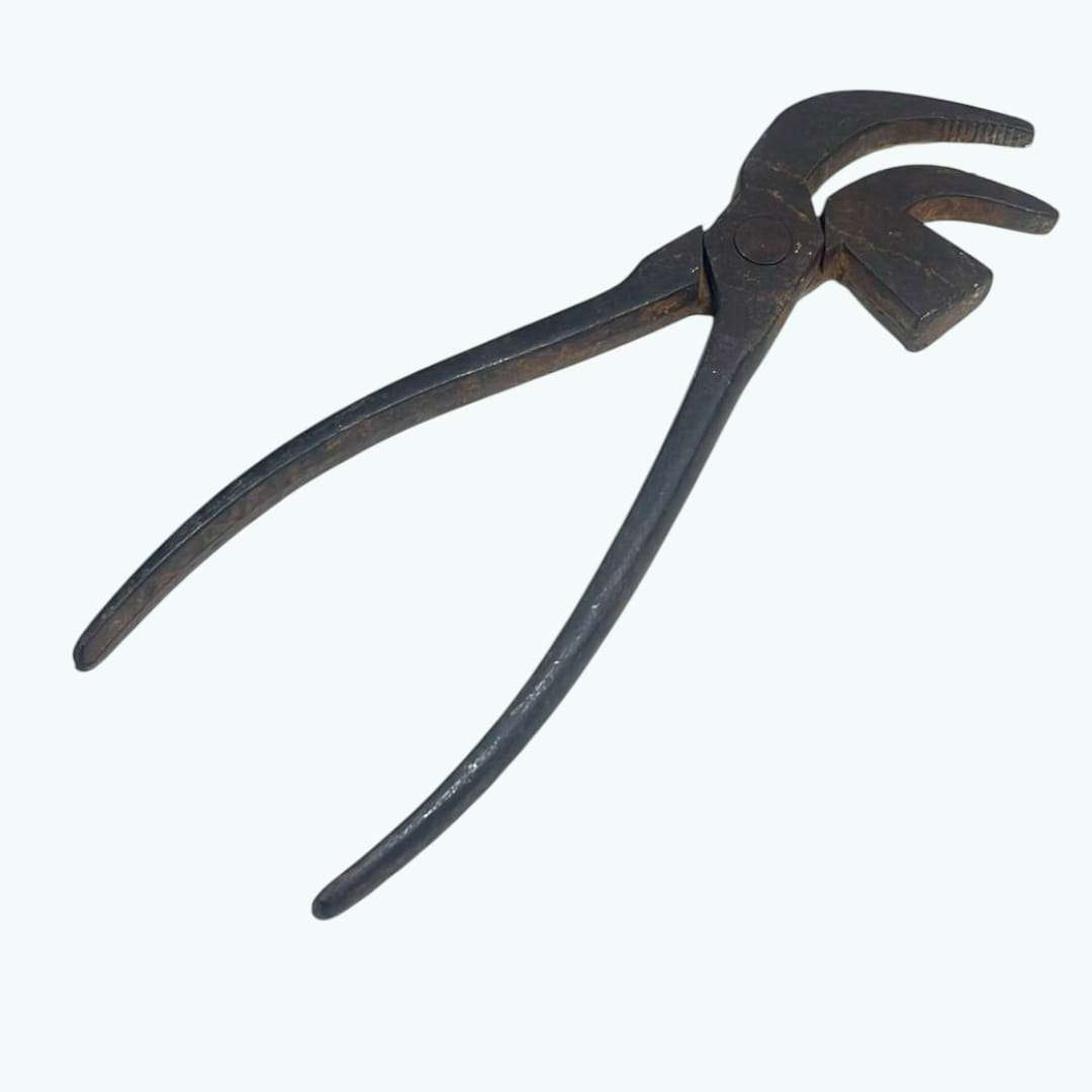 Alicates de zapatero antiguos, detalle de las mandíbulas curvas.