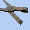 Alicates antiguos para hacer bolas de rejas de hierro, herramienta de forja artesanal con acabado oxidado. Ideal para decoración industrial vintage.