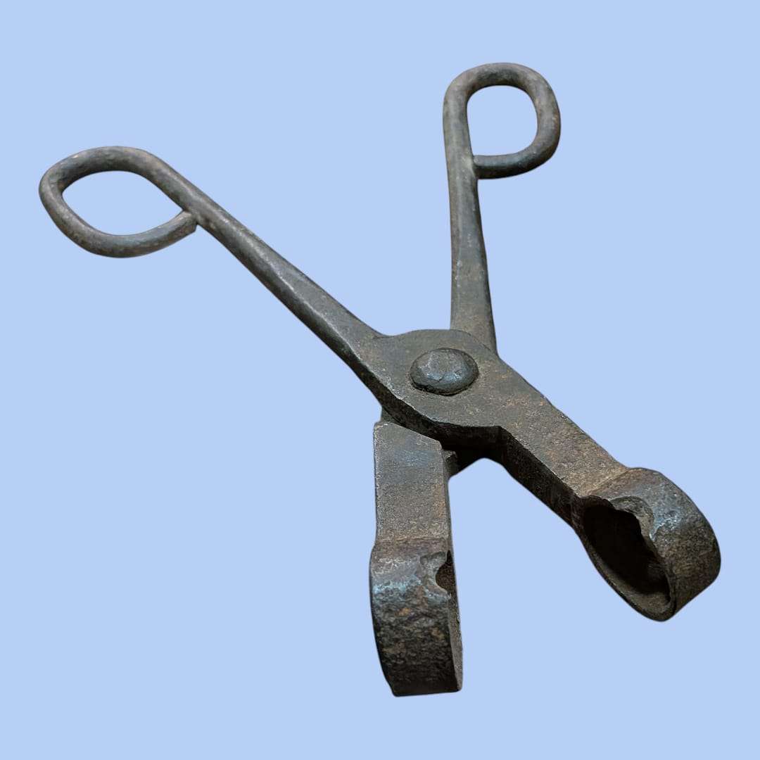 Alicates antiguos para hacer bolas de rejas de hierro, herramienta de forja artesanal con diseño robusto en hierro fundido. Ideal para decoración industrial vintage.