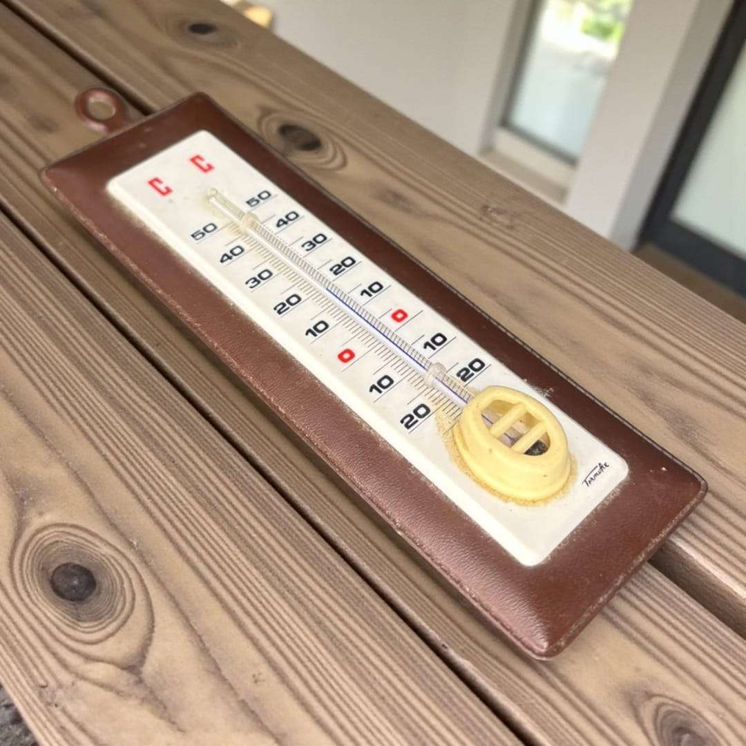 Fabricado con una carcasa rígida y resistente, presenta una escala bien conservada en tonos negros y blancos que permite una visualización precisa.