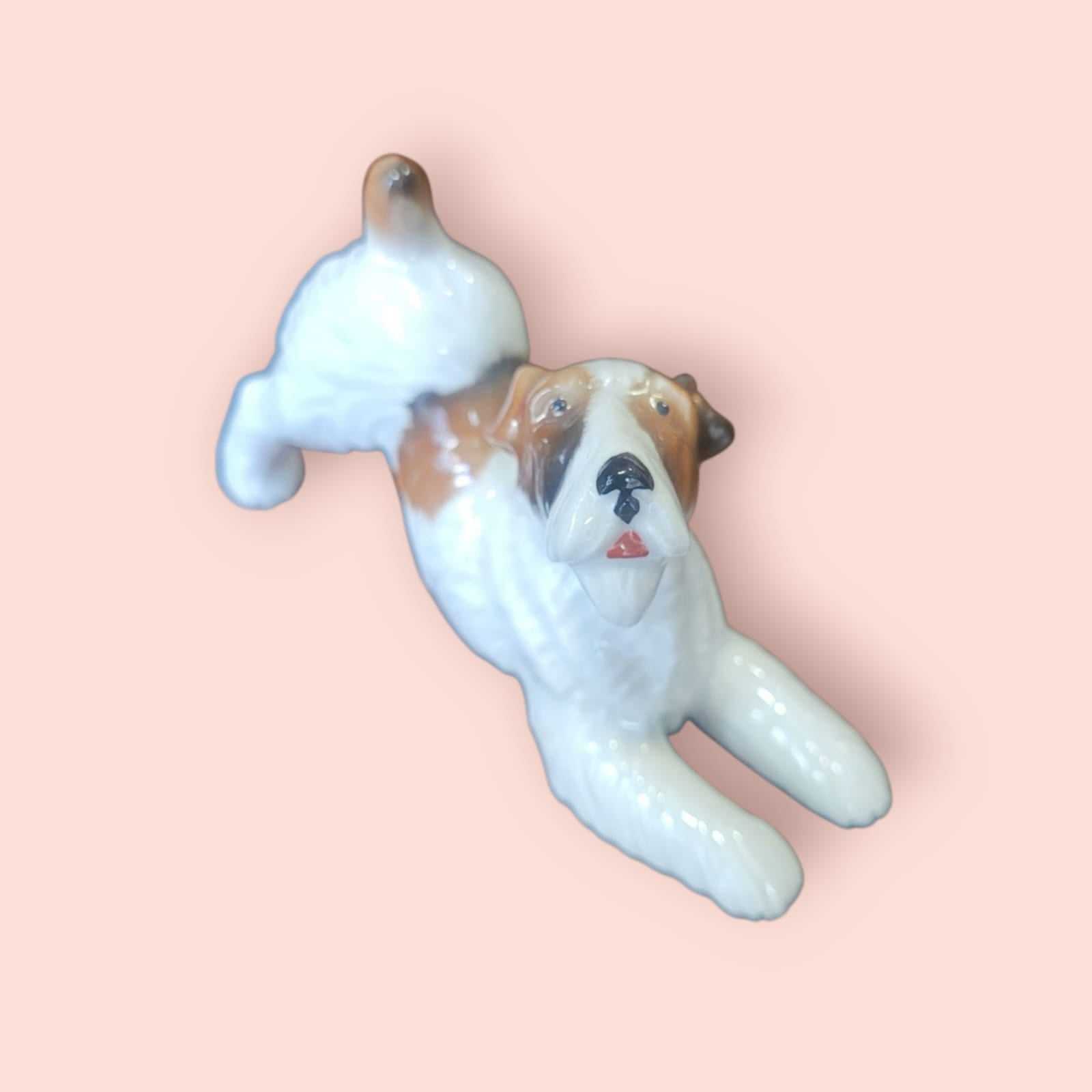 Figura de perro FOX TERRIER de porcelana alemana años 50, vista superior con expresión facial detallada, perfecta para amantes de la cerámica.