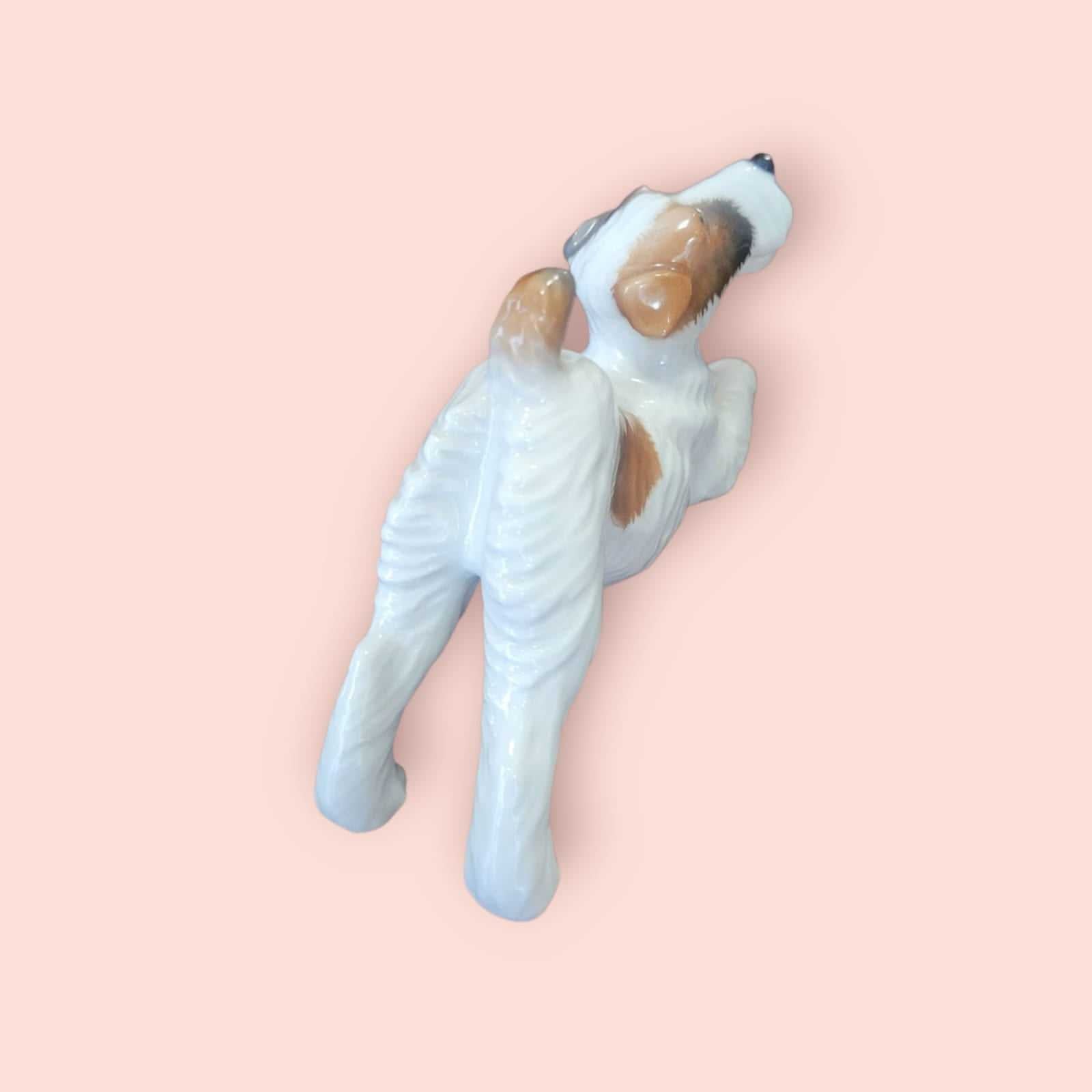 Figura coleccionable de perro FOX TERRIER en porcelana alemana años 50, vista trasera destacando textura detallada en patas y cola.