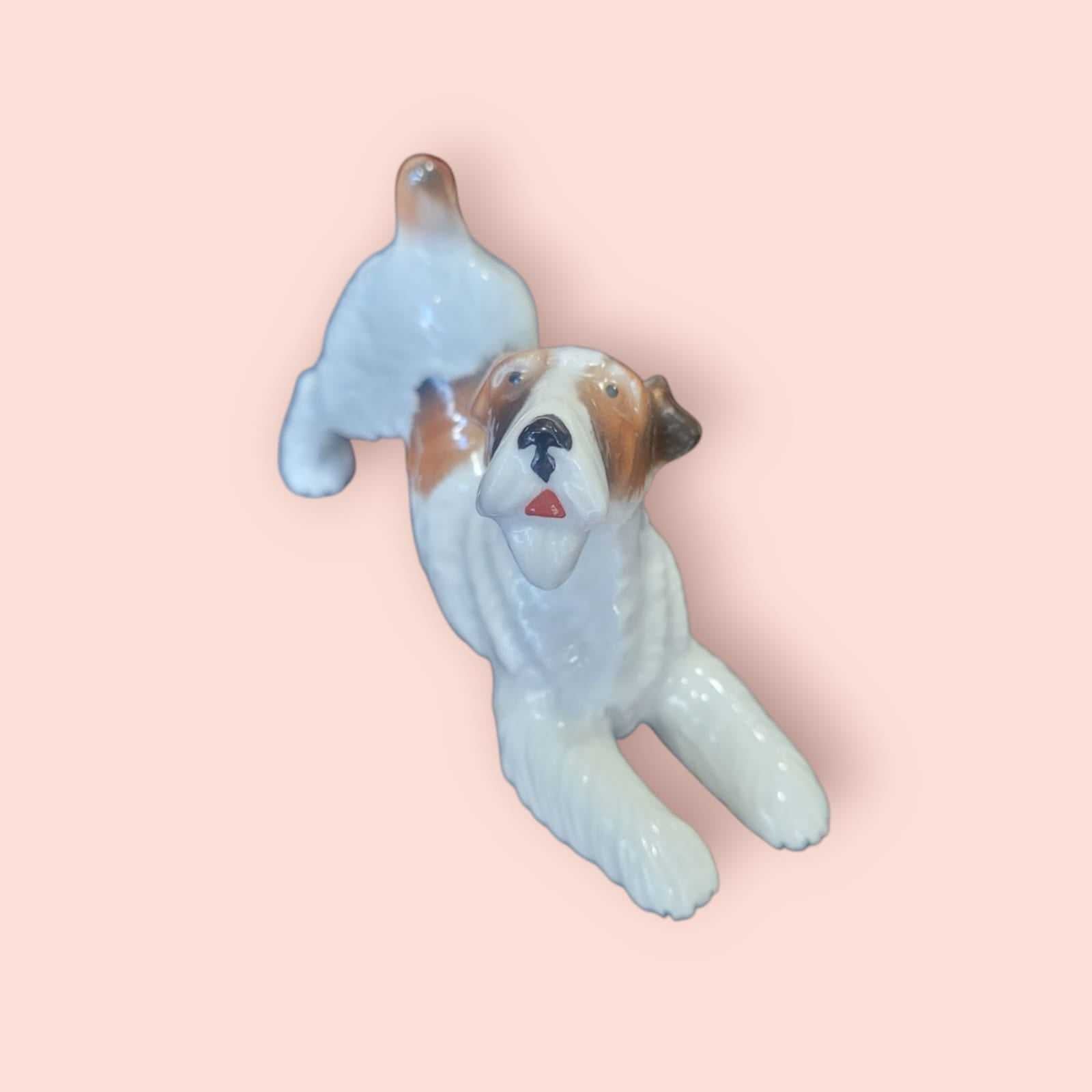 Figura de perro FOX TERRIER en porcelana alemana años 50, vista frontal con detalles realistas, ideal para decoración vintage de hogar.