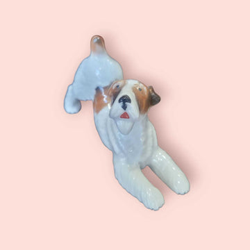 Figura de perro FOX TERRIER en porcelana alemana años 50, vista frontal con detalles realistas, ideal para decoración vintage de hogar.