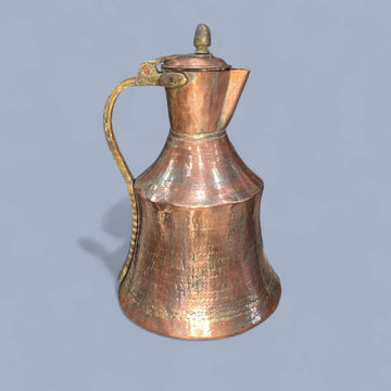 La Jarra de aguamanil antigua de cobre es una pieza tradicional utilizada históricamente para el lavado de manos antes de la instalación de agua corriente en los hogares. 