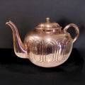 Tetera de Cobre Antibacteriana con boquilla alargada y cuerpo grabado, ideal para decoración de hogar con un toque de distinción antigua.