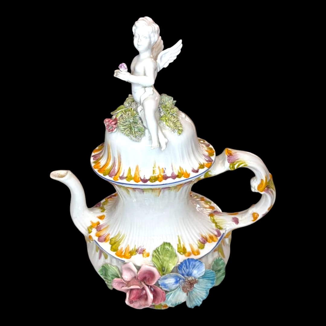 La tetera de porcelana Capodimonte con ángel es una auténtica joya del arte italiano. Cada línea, cada flor y cada relieve de esta pieza evocan el refinamiento y la elegancia que hicieron célebre a la porcelana Capodimonte desde el siglo XVIII. 