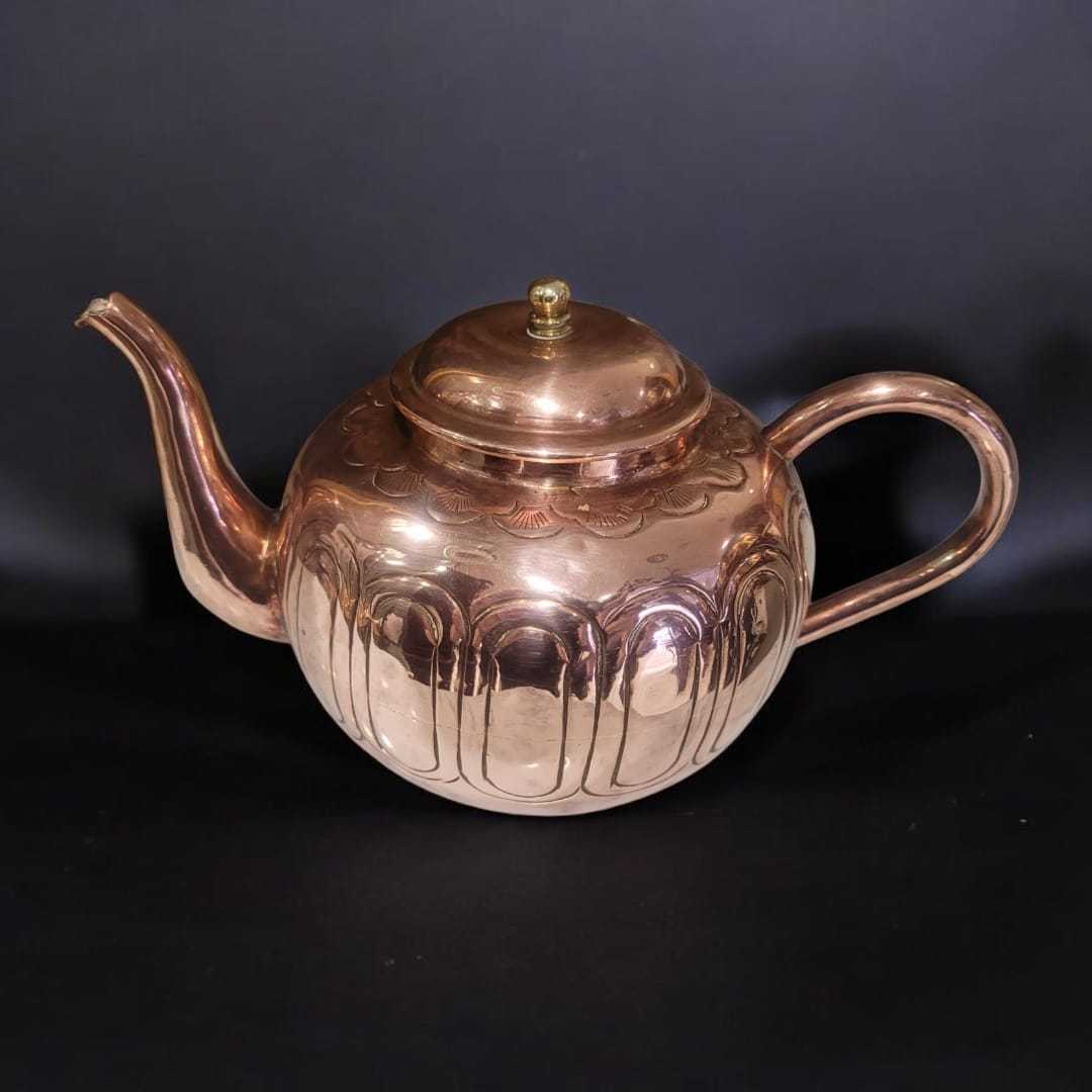 Tetera de Cobre Antibacteriana con acabado pulido y diseño clásico, ideal para decoración elegante en el hogar. Pieza vintage de colección.