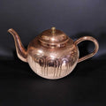 Tetera de Cobre Antibacteriana con detalles grabados y forma redondeada, perfecta para añadir un toque atemporal a espacios decorativos.