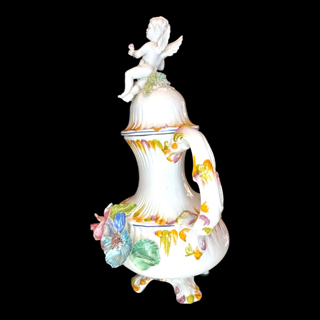 La tetera de porcelana Capodimonte con ángel es una auténtica joya del arte italiano. Cada línea, cada flor y cada relieve de esta pieza evocan el refinamiento y la elegancia que hicieron célebre a la porcelana Capodimonte desde el siglo XVIII. 