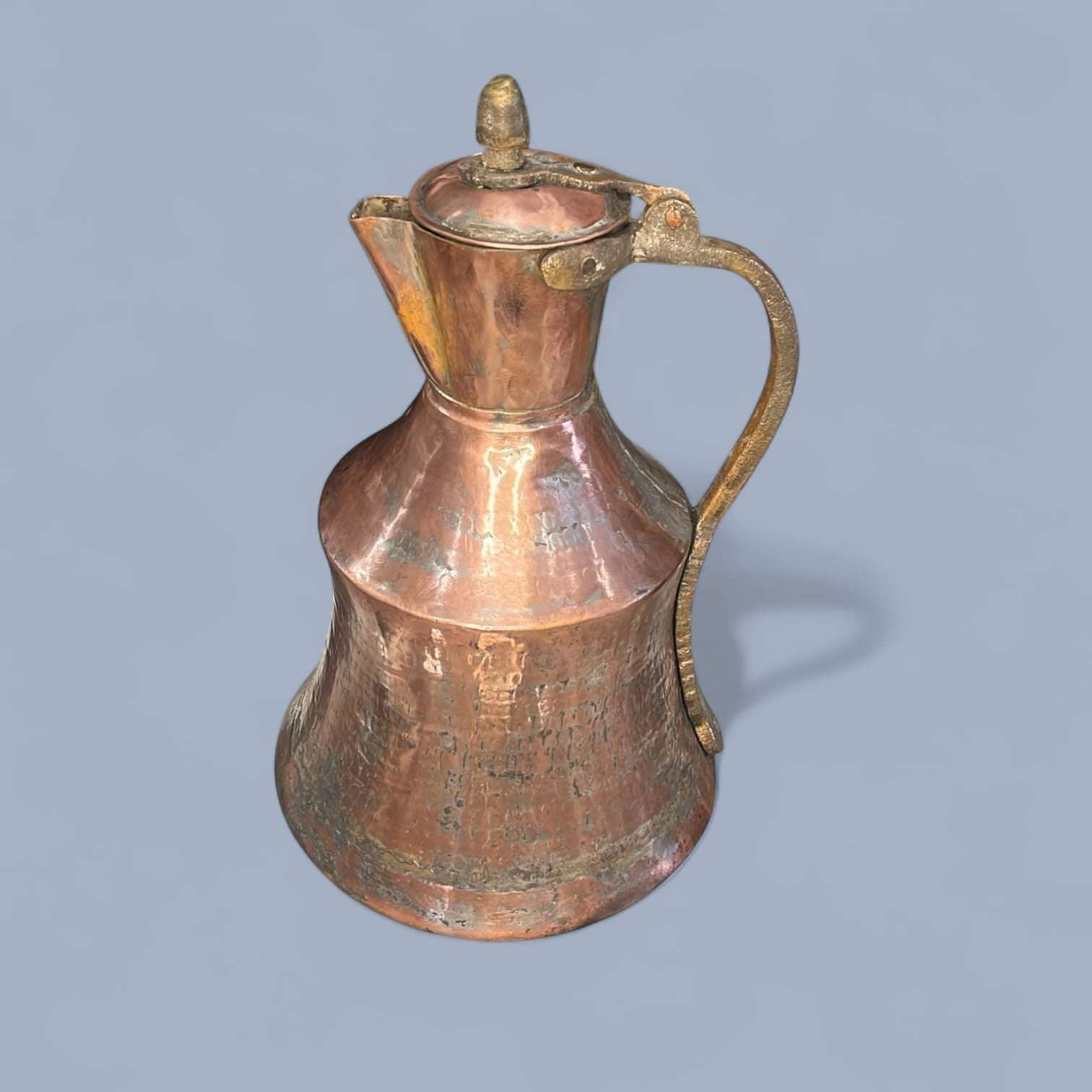 
Esta Jarra de aguamanil antigua de cobre destaca por su diseño robusto y funcional, con un marcado carácter artesanal. 